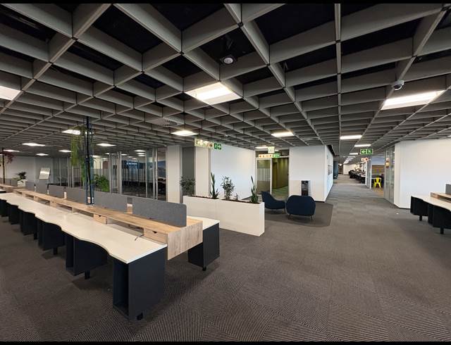 5,780M² SERVICED OFFICE TO LET IN PINELANDS