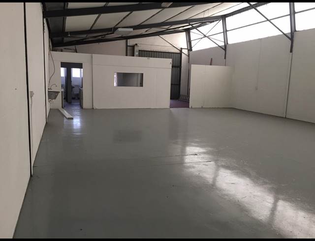 200M² BUILDING TO LET IN RETREAT