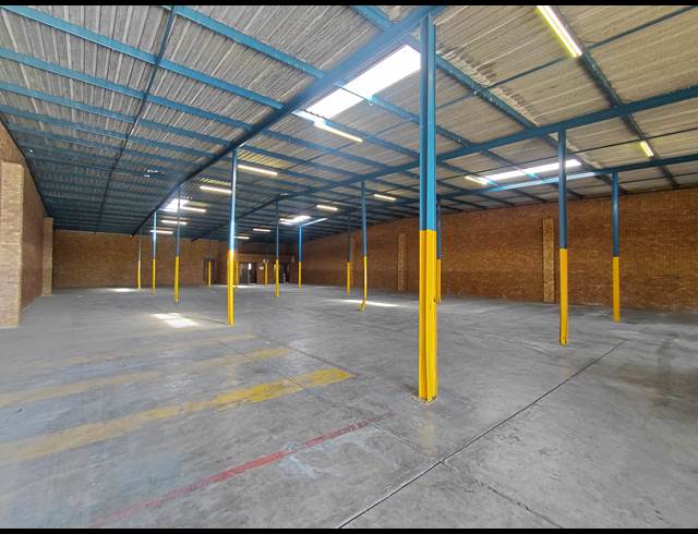 850M² WAREHOUSE TO LET IN POMONA
