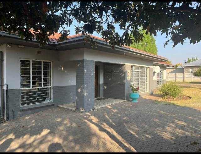 250M² OFFICE TO LET IN DAN PIENAAR