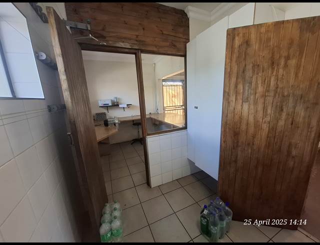 210M² BUILDING TO LET IN PIONEER PARK