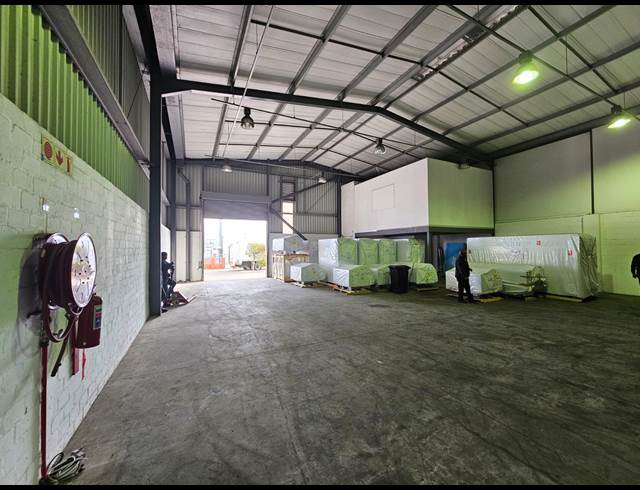 474M² WAREHOUSE TO LET IN SOMERSET WEST CENTRAL