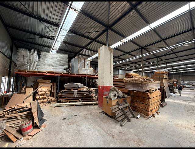 1,100M² WAREHOUSE TO LET IN INDUSTRIA