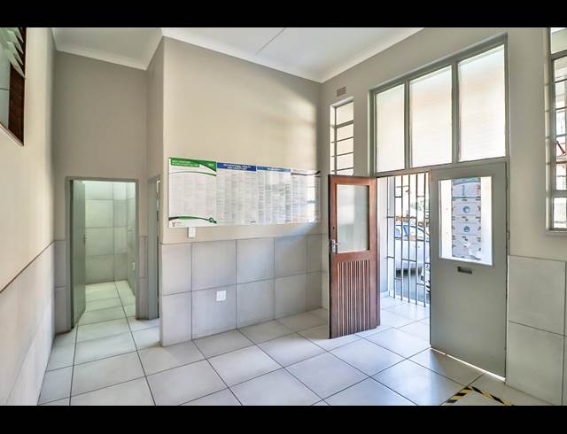 300M² BUILDING TO LET IN BOOYSENS