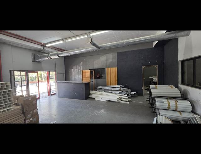 381M² RETAIL TO LET IN RIVERSIDE PARK