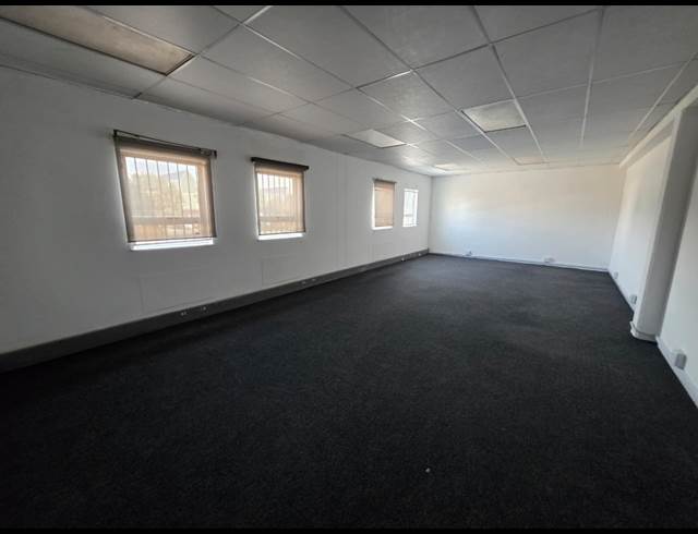 1,100M² WAREHOUSE TO LET IN STORMILL