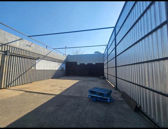750M² WAREHOUSE TO LET IN INDUSTRIA WEST