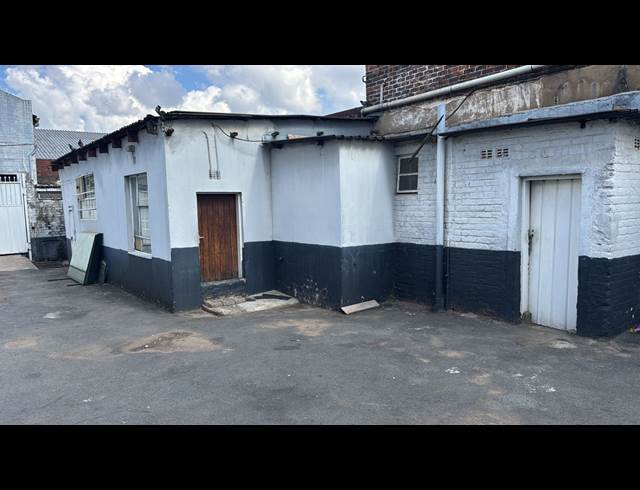 750M² WAREHOUSE TO LET IN CROWN