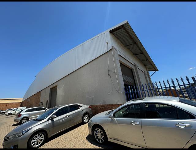 620M² WAREHOUSE TO LET IN JET PARK