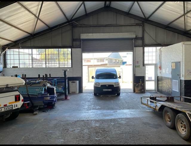 360M² WAREHOUSE TO LET IN TRIANGLE FARM