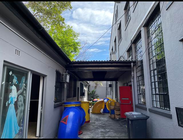 1,076M² BUILDING TO LET IN GARDENS