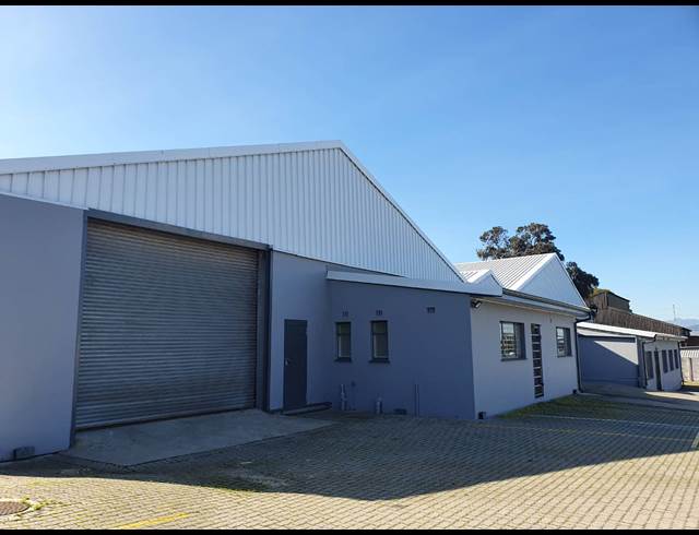 1,300M² FACTORY RENTED IN TRIANGLE FARM