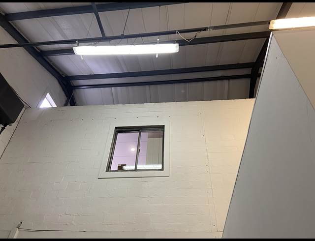 225M² WAREHOUSE TO LET IN WESTLAKE