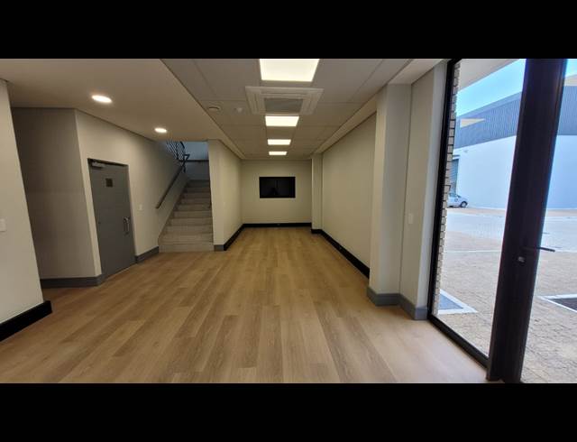 395M² WAREHOUSE TO LET IN STIKLAND INDUSTRIAL