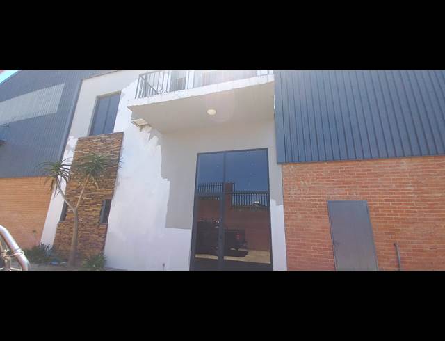 897M² WAREHOUSE TO LET IN COSMO BUSINESS PARK