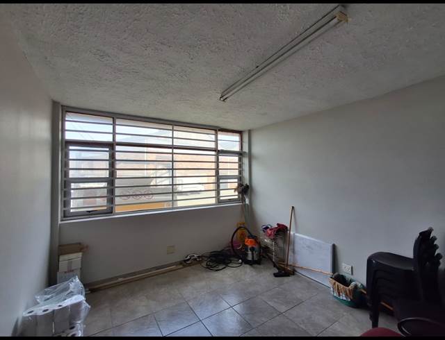 1,800M² WAREHOUSE TO LET IN WOODBROOK