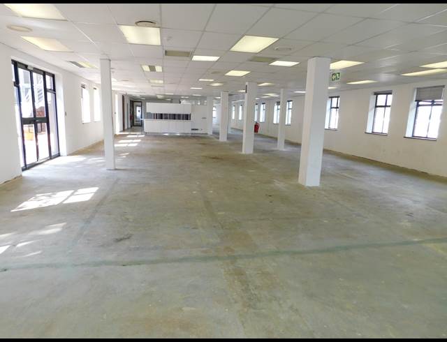 1,850M² OFFICE TO LET IN LYME PARK