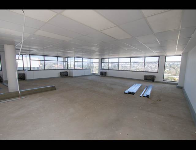 652M² SHOWROOM TO LET IN KRAMERVILLE