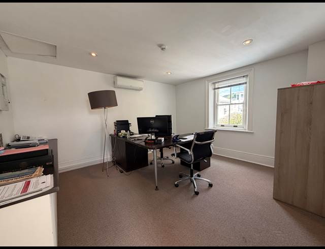 217M² OFFICE TO LET IN WATERFRONT
