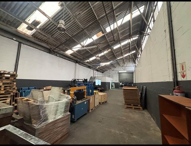 245M² WAREHOUSE TO LET IN EPPING INDUSTRIAL