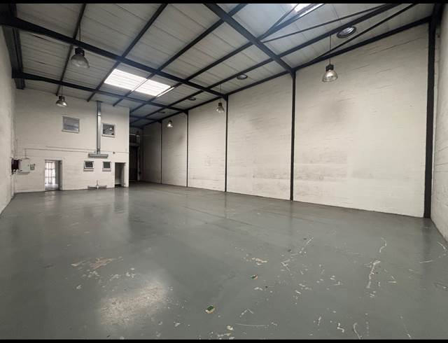 299M² WAREHOUSE TO LET IN STIKLAND INDUSTRIAL