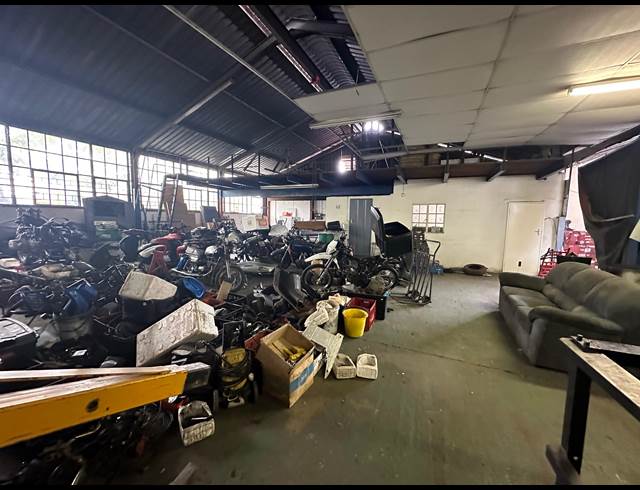 400M² WAREHOUSE TO LET IN MANUFACTA