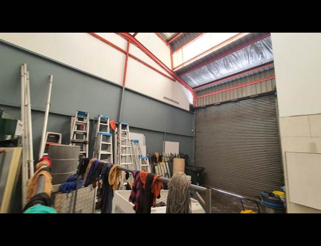 140M² WAREHOUSE TO LET IN JET PARK