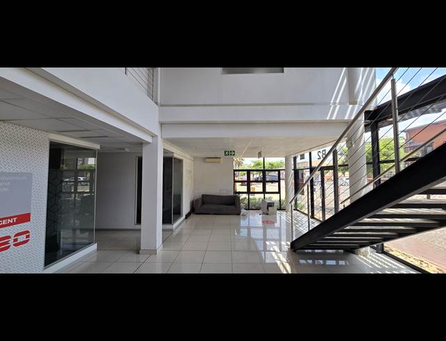 1,050M² SHOWROOM TO LET IN NORTH RIDING