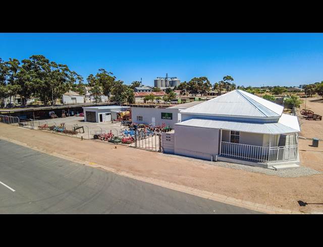 200M² BUILDING TO LET IN MOORREESBURG