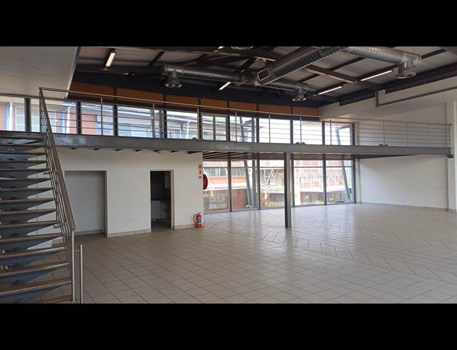 388M² RETAIL TO LET IN RIVERSIDE PARK
