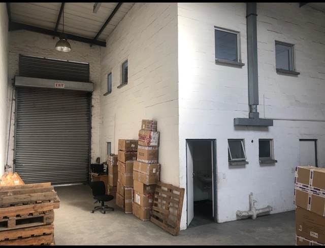 299M² WAREHOUSE TO LET IN STIKLAND INDUSTRIAL