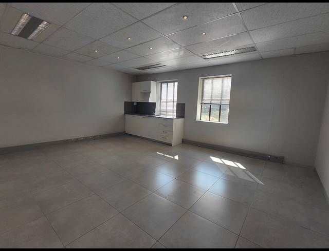 383M² OFFICE TO LET IN BRYANSTON