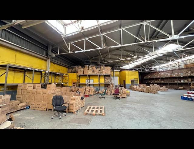 800M² WAREHOUSE TO LET IN NEW CENTRE