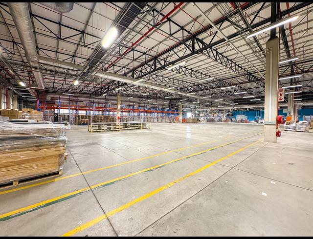 7,390M² WAREHOUSE TO LET IN CORNUBIA