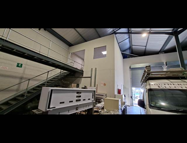 302M² WAREHOUSE TO LET IN FISANTEKRAAL INDUSTRIAL