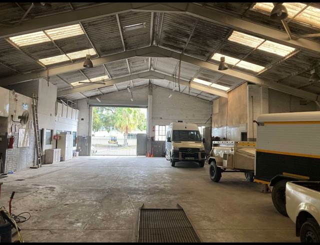 599M² WAREHOUSE RENTED IN CLAREMONT
