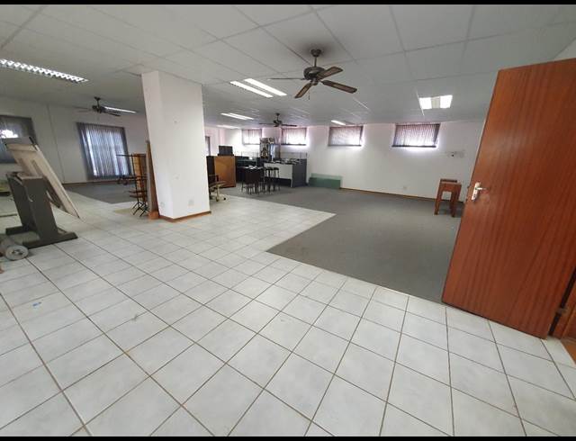 110M² SHOWROOM TO LET IN HALFWAY HOUSE