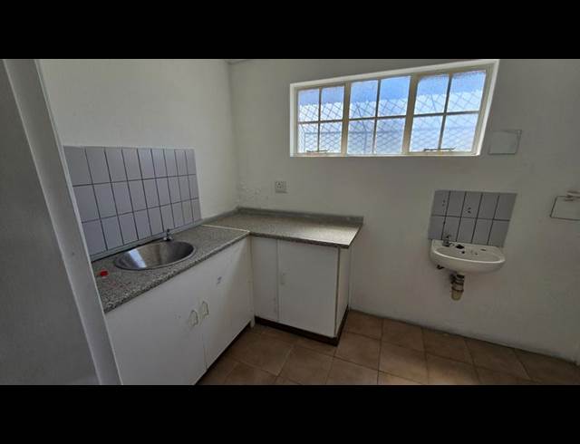 INDUSTRIAL PROPERTY TO RENT IN PAROW EAST