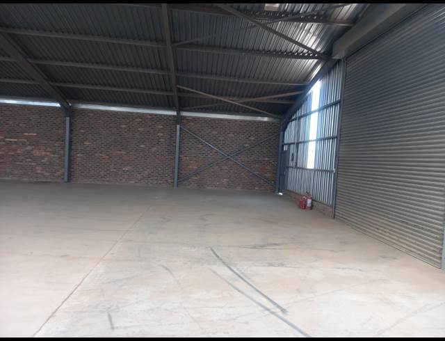 550M² WAREHOUSE TO LET IN POMONA