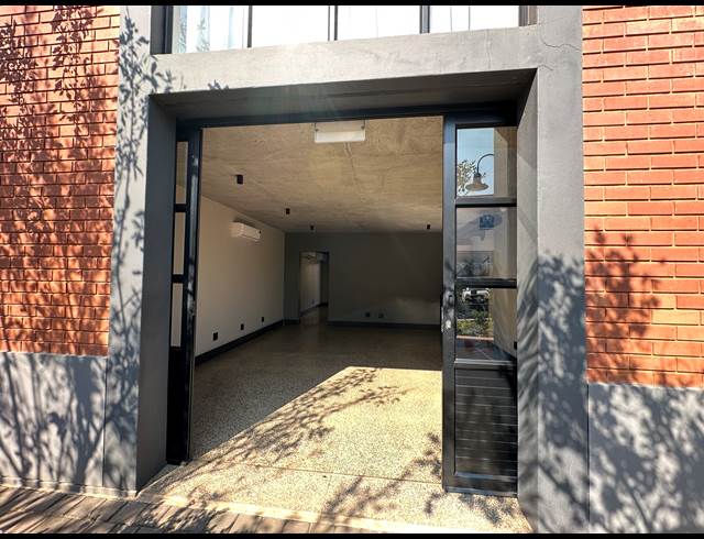 94M² OFFICE TO LET IN ROOIHUISKRAAL NORTH
