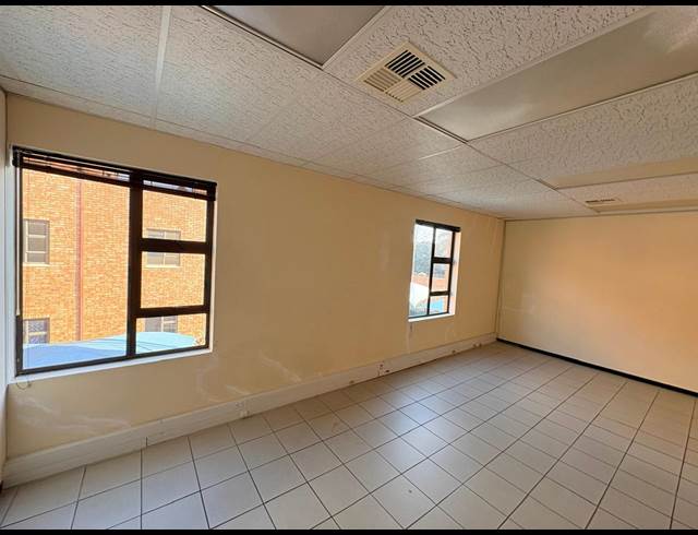144M² OFFICE TO LET IN FOURWAYS