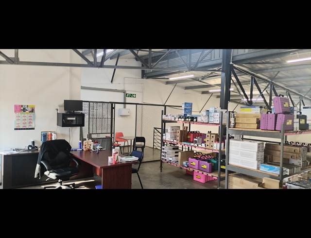 350M² WAREHOUSE TO LET IN RIVERSIDE PARK