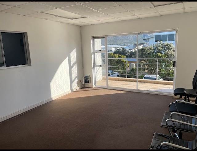 292M² WAREHOUSE TO LET IN CAPRICORN
