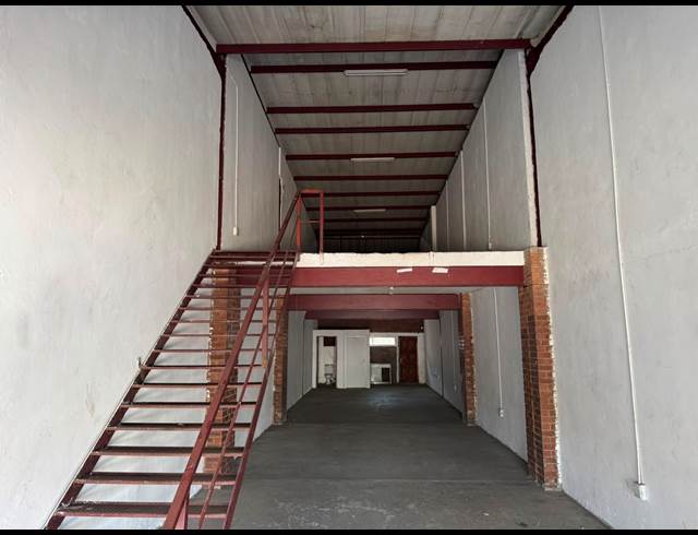 200M² WAREHOUSE TO LET IN CROWN