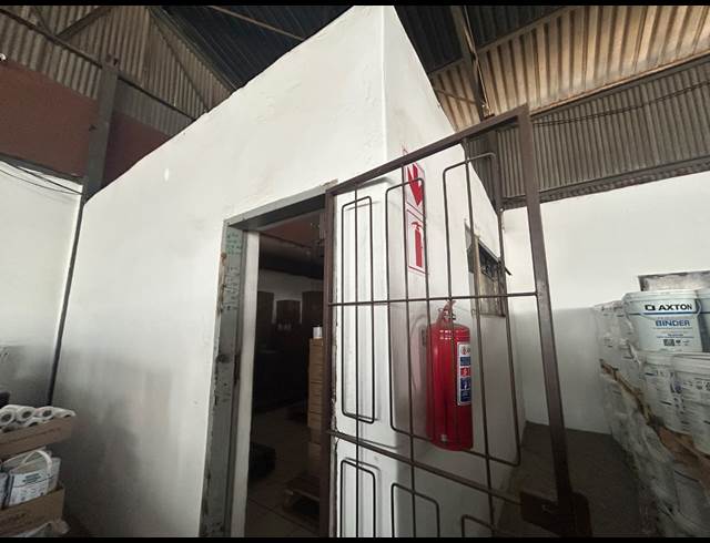 300M² WAREHOUSE TO LET IN INDUSTRIA WEST