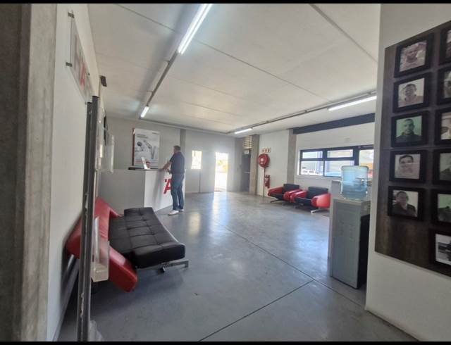 495M² WAREHOUSE TO LET IN STIKLAND INDUSTRIAL