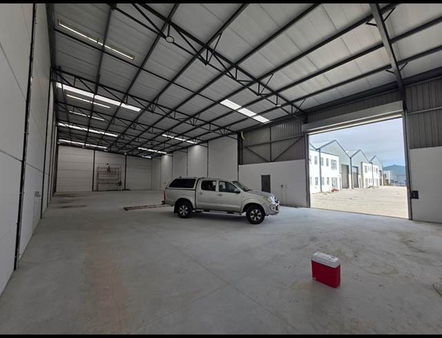636M² WAREHOUSE TO LET IN FIRGROVE INDUSTRIAL ESTATE
