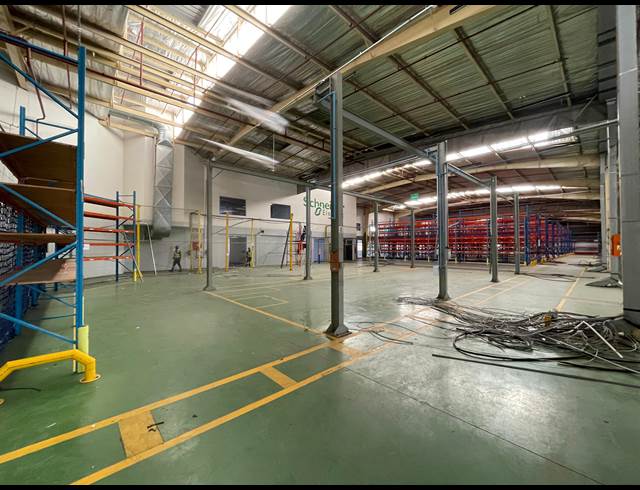 11,924M² WAREHOUSE TO LET IN HALFWAY HOUSE