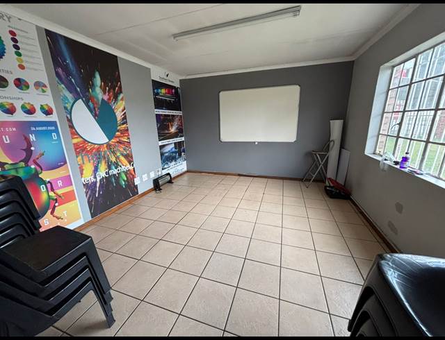 214M² SHOWROOM TO LET IN JET PARK