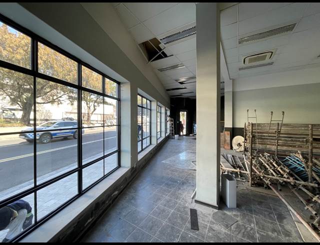 170M² SHOWROOM TO LET IN GARDENS